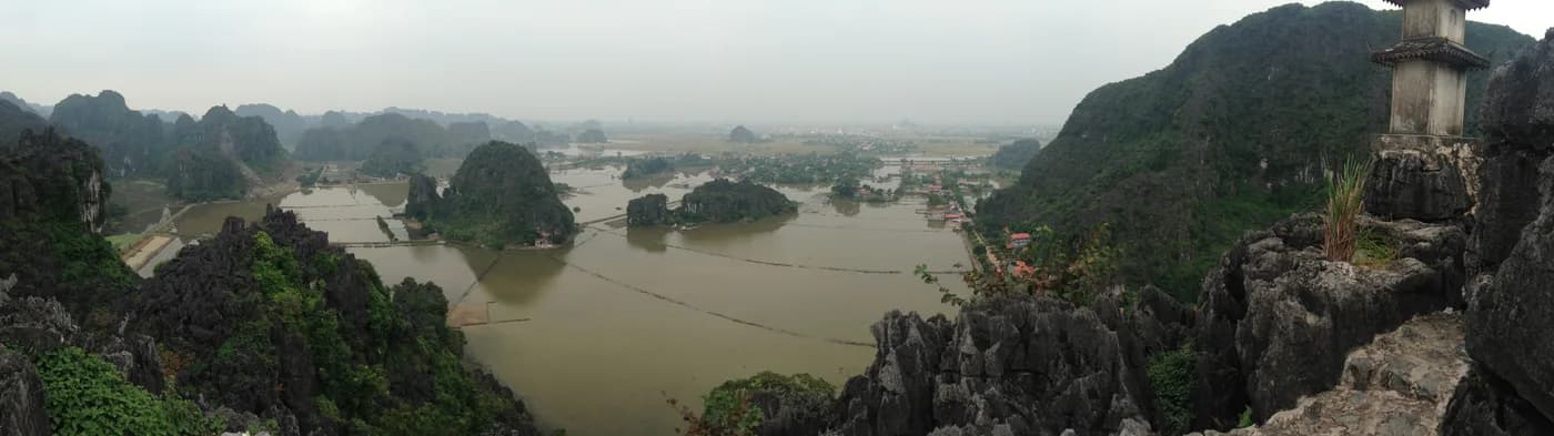 Hang Múa Ninh Bình có góc nhìn toàn cảnh đẹp cho khách du lịch